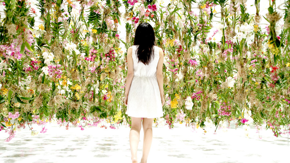 Floating Flower Garden, a stunning interactive installation of 2,300 suspended flowers by TeamLab.