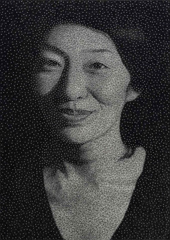 Using a single thread and thousands of small nails on a white panel, artist Kumi Yamashita creates incredibly detailed portraits.